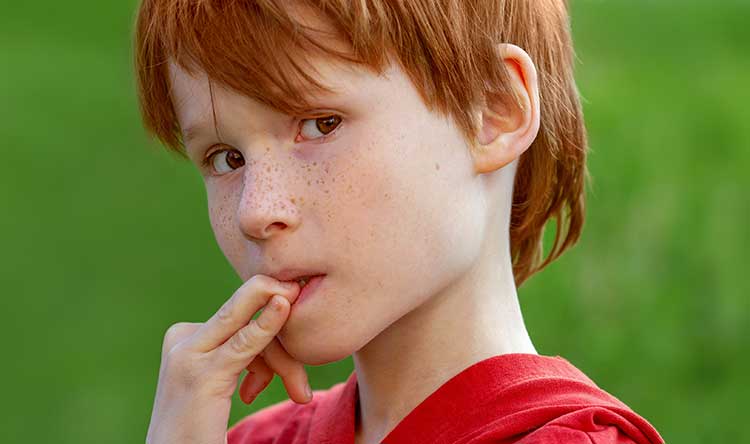 Cómo afecta morderse las uñas a los dientes